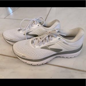 Brooks women Adrenaline GTS 18 like new
